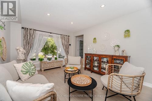 6 Hollis Crescent, East Gwillimbury, ON - Indoor Photo Showing Living Room