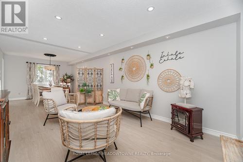 6 Hollis Crescent, East Gwillimbury, ON - Indoor Photo Showing Living Room