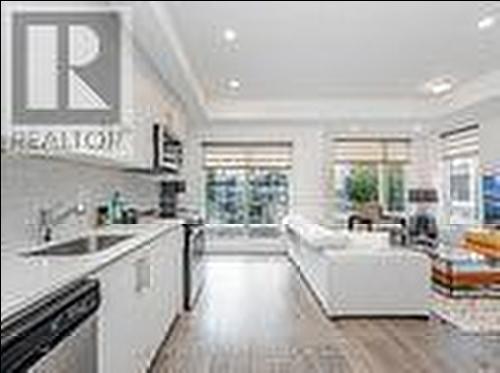 27 - 3476 Widdicombe Way W, Mississauga, ON - Indoor Photo Showing Kitchen With Upgraded Kitchen