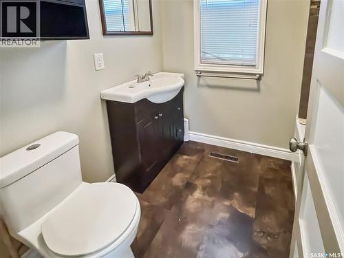 365 3Rd Avenue Ne, Swift Current, SK - Indoor Photo Showing Bathroom