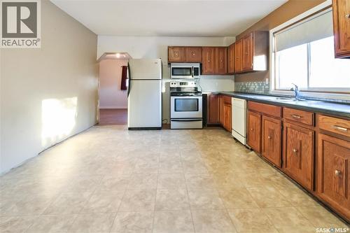 365 3Rd Avenue Ne, Swift Current, SK - Indoor Photo Showing Kitchen With Double Sink