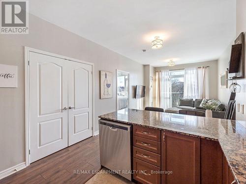 401 - 3865 Lake Shore Boulevard W, Toronto, ON - Indoor Photo Showing Kitchen