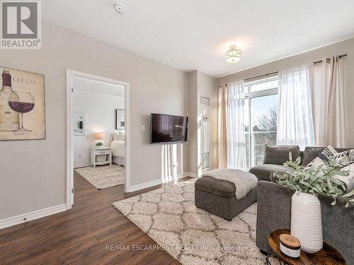 401 - 3865 Lake Shore Boulevard W, Toronto, ON - Indoor Photo Showing Living Room