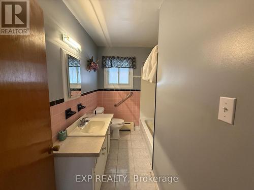 Main Unit - 1023 Eagle Drive, London South, ON - Indoor Photo Showing Bathroom