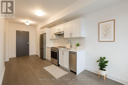 715 Davis Drive, Newmarket, ON - Indoor Photo Showing Kitchen