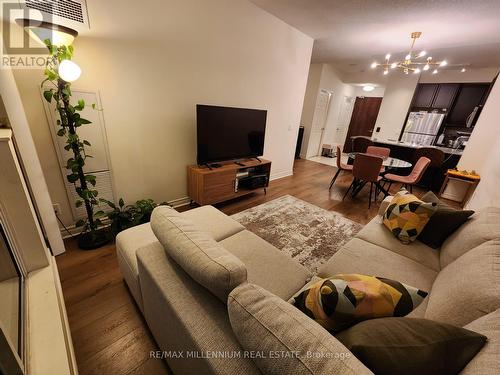 607 - 339 Rathburn Road W, Mississauga, ON - Indoor Photo Showing Living Room