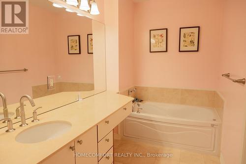 414 - 11 Everson Drive, Toronto, ON - Indoor Photo Showing Bathroom