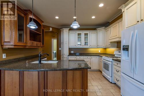 Main floor laundry with access to garage. - 6 Muirfield Trail, Welland (Hwy 406/Welland), ON - Indoor Photo Showing Laundry Room
