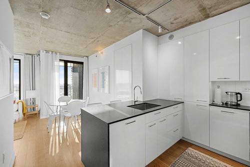 Kitchen - 1102-1265 Rue Lambert-Closse, Montréal (Ville-Marie), QC - Indoor Photo Showing Kitchen With Upgraded Kitchen
