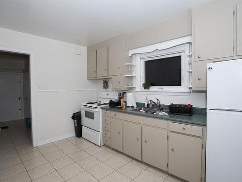 263 Empress Avenue S, Thunder Bay, ON - Indoor Photo Showing Kitchen With Double Sink