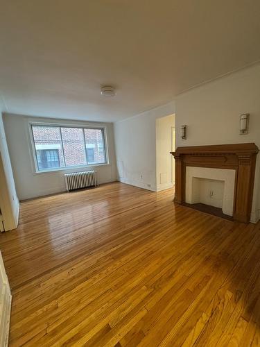 Salon - 6 Place Park, Westmount, QC - Indoor