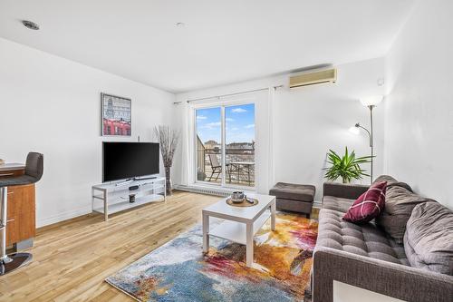 Living room - 302-1445 Boul. Le Corbusier, Laval (Laval-Des-Rapides), QC - Indoor Photo Showing Living Room