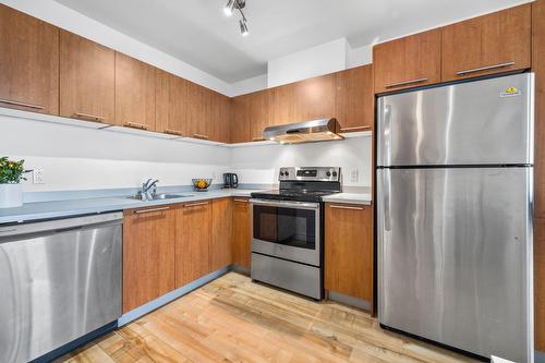 Kitchen - 302-1445 Boul. Le Corbusier, Laval (Laval-Des-Rapides), QC - Indoor Photo Showing Kitchen With Double Sink