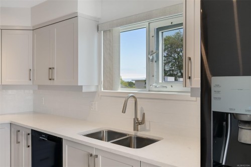 409-1370 Beach Dr, Oak Bay, BC - Indoor Photo Showing Kitchen With Double Sink