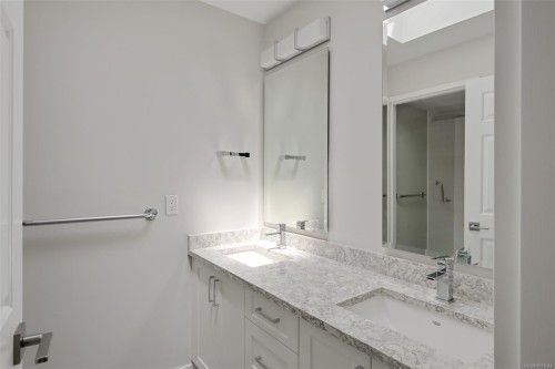 409-1370 Beach Dr, Oak Bay, BC - Indoor Photo Showing Bathroom