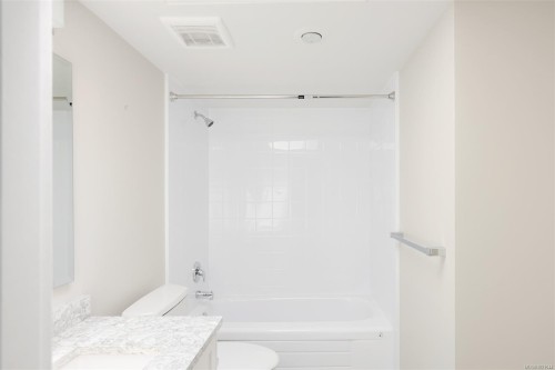 409-1370 Beach Dr, Oak Bay, BC - Indoor Photo Showing Bathroom