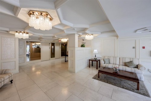 409-1370 Beach Dr, Oak Bay, BC - Indoor Photo Showing Other Room