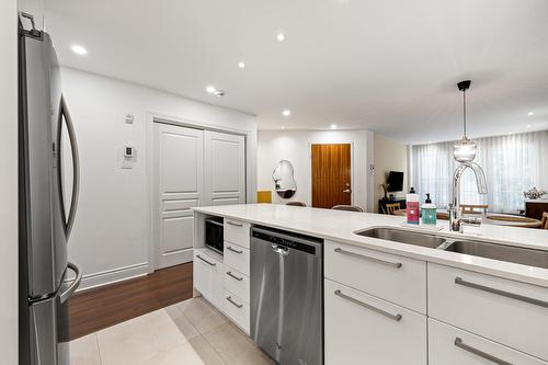 Kitchen - 102-4253 Rue De Richelieu, Montréal (Le Sud-Ouest), QC - Indoor Photo Showing Kitchen With Double Sink With Upgraded Kitchen