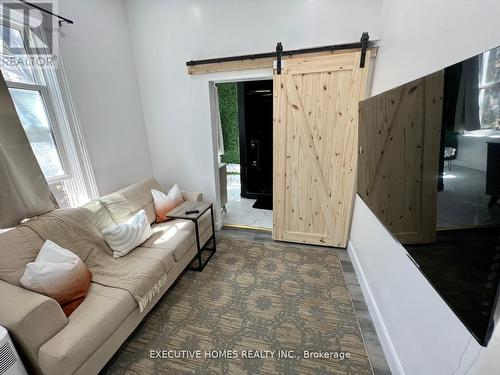 650 Oxford Street E, London East, ON - Indoor