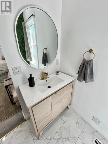 650 Oxford Street E, London East, ON - Indoor Photo Showing Bathroom