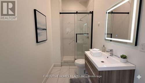 650 Oxford Street E, London East, ON - Indoor Photo Showing Bathroom