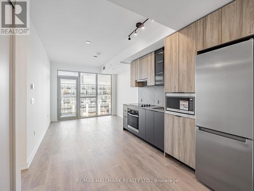 720 - 1037 The Queensway, Toronto, ON - Indoor Photo Showing Kitchen