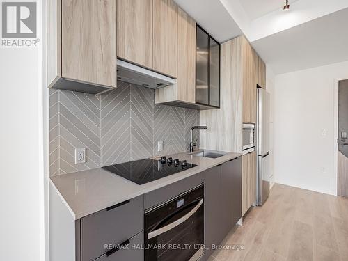 720 - 1037 The Queensway, Toronto, ON - Indoor Photo Showing Kitchen