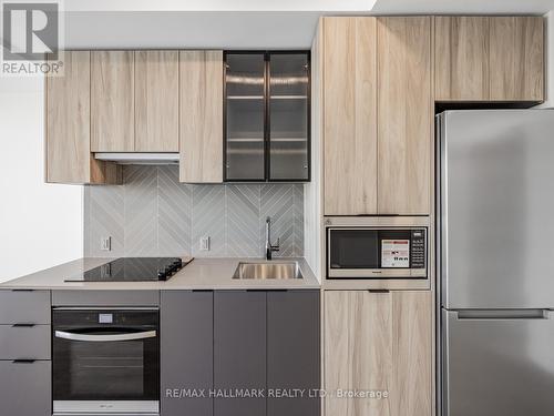 720 - 1037 The Queensway, Toronto, ON - Indoor Photo Showing Kitchen