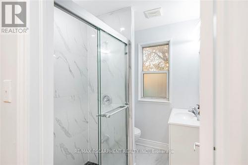 8 Leeds Street, Hamilton, ON - Indoor Photo Showing Bathroom
