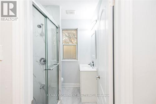 8 Leeds Street, Hamilton, ON - Indoor Photo Showing Bathroom