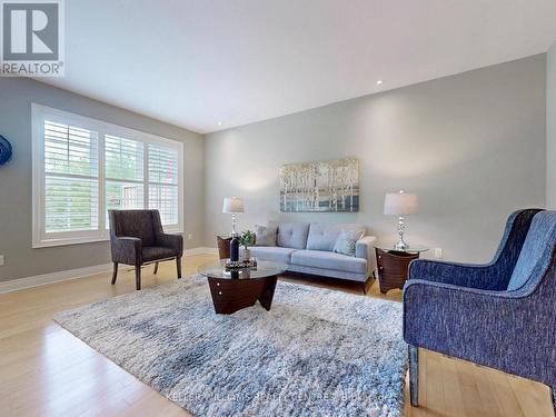29 Tucker Court, Aurora, ON - Indoor Photo Showing Living Room