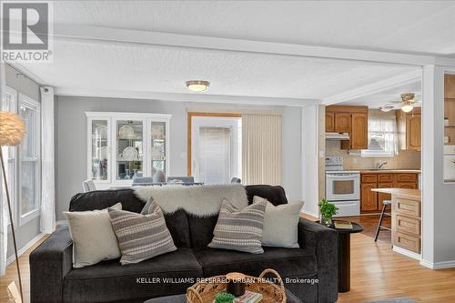 7 Sunset Drive, Innisfil, ON - Indoor Photo Showing Living Room
