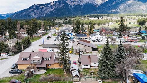 5744 Vermillion Street, Edgewater, BC 