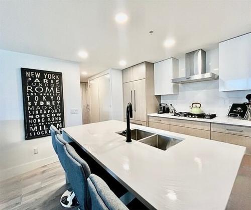 701-1588 Ellis Street, Kelowna, BC - Indoor Photo Showing Kitchen With Double Sink With Upgraded Kitchen