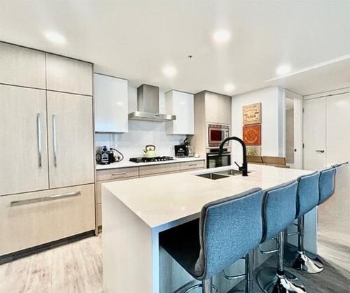 701-1588 Ellis Street, Kelowna, BC - Indoor Photo Showing Kitchen With Double Sink With Upgraded Kitchen