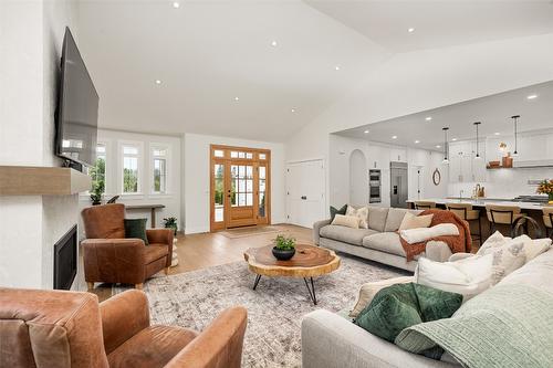 4135 June Springs Road, Kelowna, BC - Indoor Photo Showing Living Room