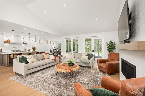 4135 June Springs Road, Kelowna, BC - Indoor Photo Showing Living Room