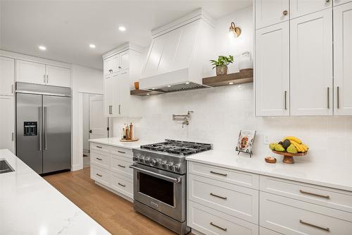 4135 June Springs Road, Kelowna, BC - Indoor Photo Showing Kitchen With Upgraded Kitchen