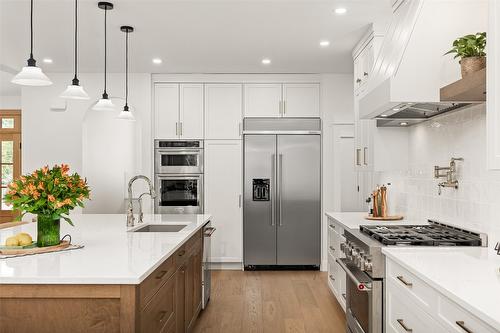 4135 June Springs Road, Kelowna, BC - Indoor Photo Showing Kitchen With Upgraded Kitchen