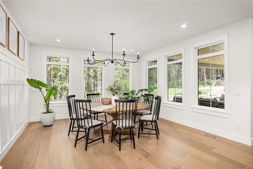 4135 June Springs Road, Kelowna, BC - Indoor Photo Showing Dining Room