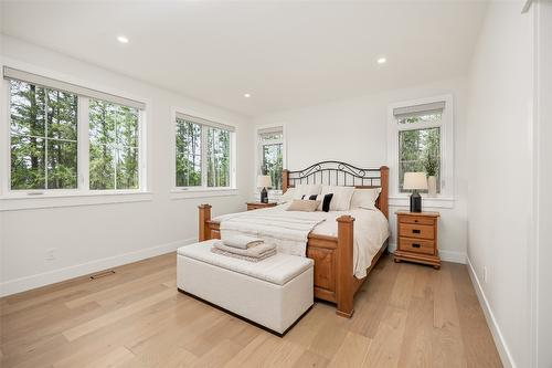 4135 June Springs Road, Kelowna, BC - Indoor Photo Showing Bedroom