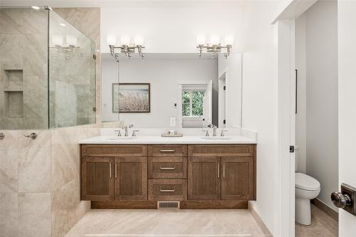 4135 June Springs Road, Kelowna, BC - Indoor Photo Showing Bathroom