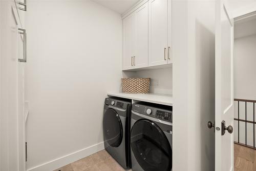 4135 June Springs Road, Kelowna, BC - Indoor Photo Showing Laundry Room