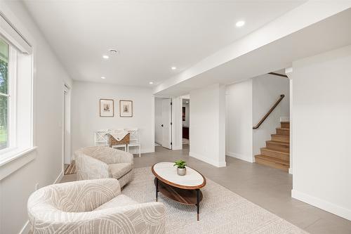 4135 June Springs Road, Kelowna, BC - Indoor Photo Showing Living Room