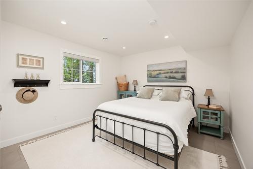 4135 June Springs Road, Kelowna, BC - Indoor Photo Showing Bedroom