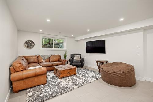 4135 June Springs Road, Kelowna, BC - Indoor Photo Showing Living Room