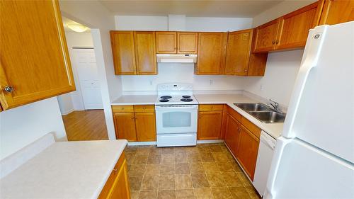 4-2504 12Th Street, Cranbrook, BC - Indoor Photo Showing Kitchen With Double Sink