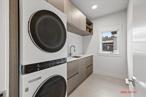 4621 Fordham Road, Kelowna, BC - Indoor Photo Showing Laundry Room