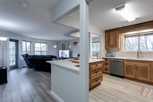 302-2130 Vasile Road, Kelowna, BC - Indoor Photo Showing Kitchen