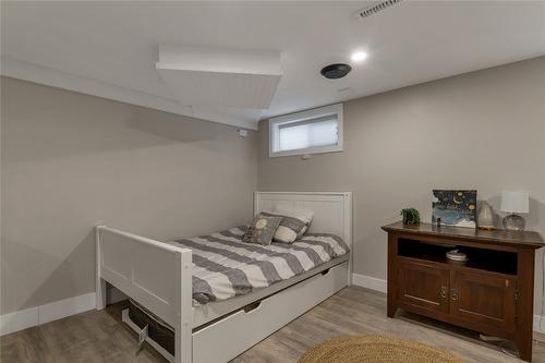 1505 32 Avenue, Vernon, BC - Indoor Photo Showing Bedroom